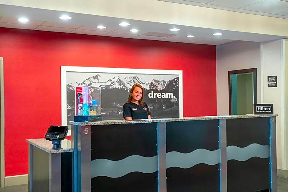 Hampton Inn & Suites Roanoke Airport