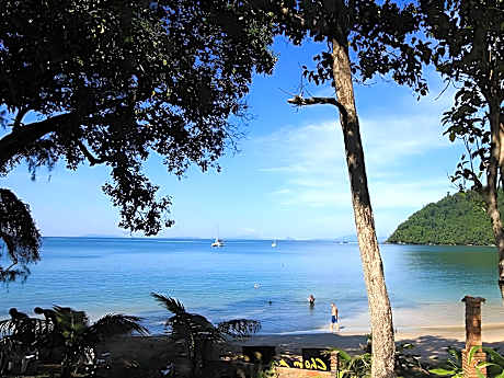 Chomjan Beach Resort