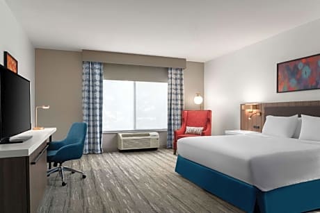 1 King Mobility Accessible W/ Roll In Shower Comp Wifi- Pod Coffee Brewer Hi Def.flat Screen Tv-refr