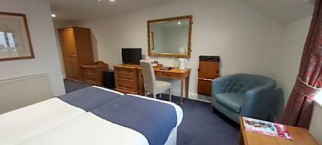 Twin room-Deluxe-Ensuite with Bath-Garden View