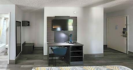 1 King Bed | Suite, Non-Smoking