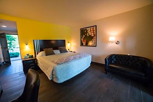 Photo 1 of 6 of Deluxe King Room Poolside
