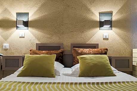 Family Room (4 Adults + 2 Children)