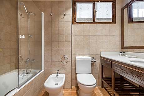 DOUBLE ROOM (2 ADULTS)