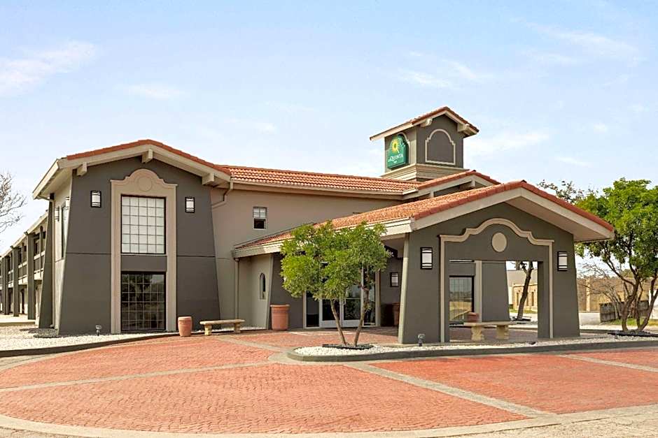 La Quinta Inn & Suites by Wyndham San Antonio Lackland