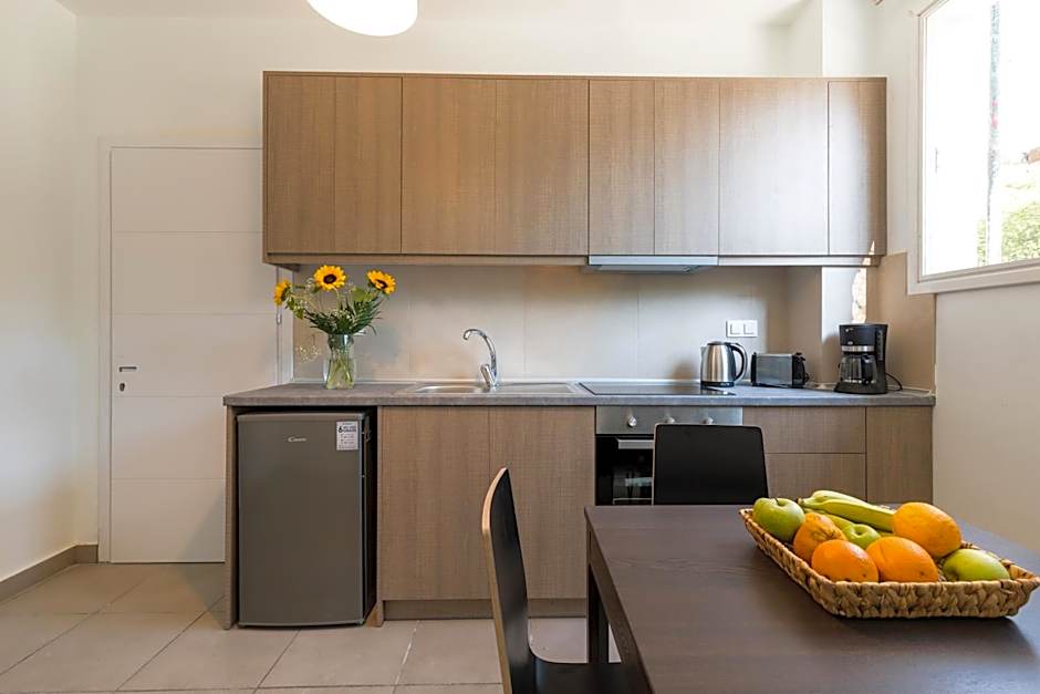 Local Hostel & Suites