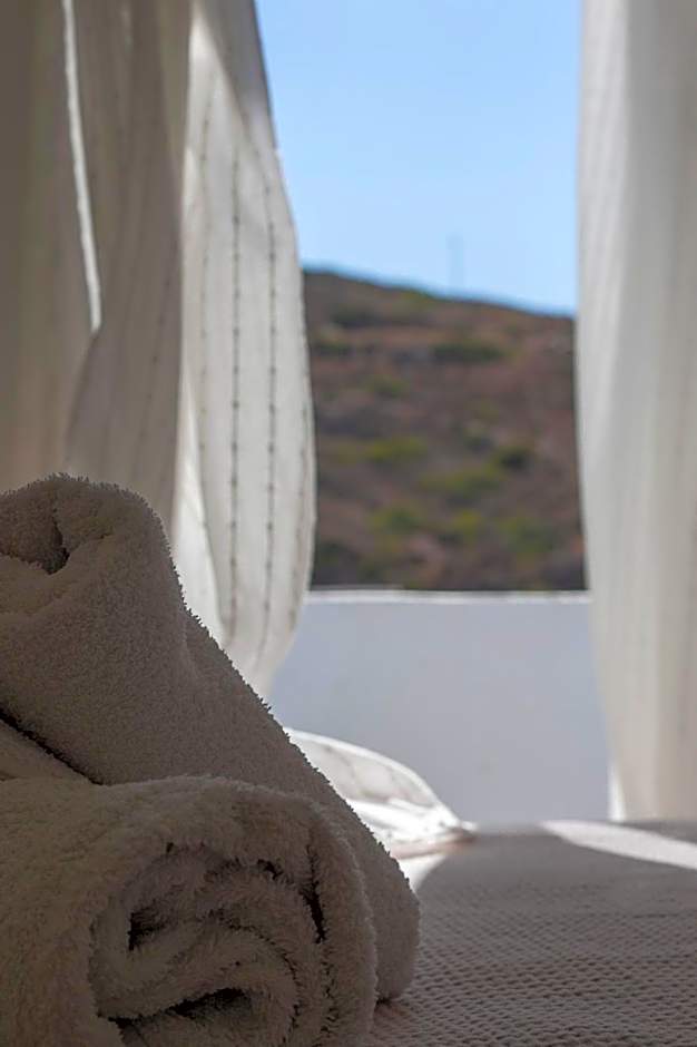 Armadoros Hotel / Ios Backpackers