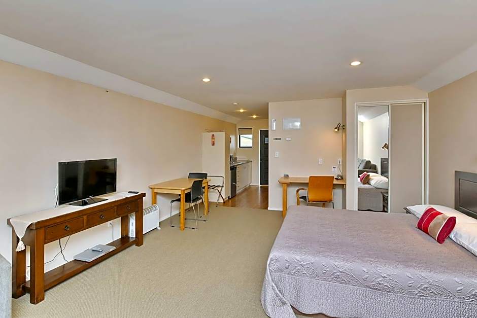 Photo 1 of 6 of Deluxe Studio 1 King Bed