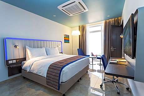 One-Bedroom Chalet with Terrace and Sea View