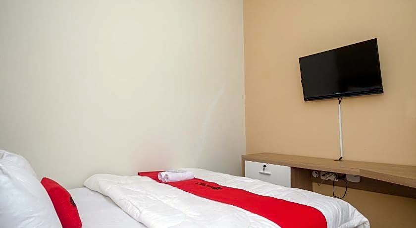 RedDoorz Plus near UMS Solo 2