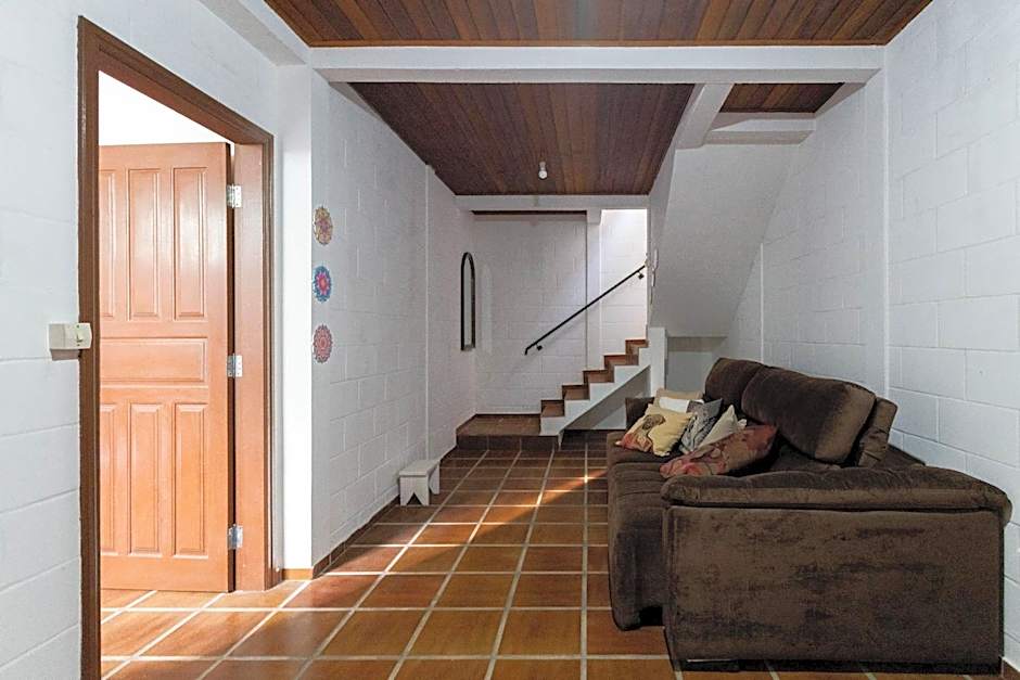 Sítio com piscina, área arborizada e lazer