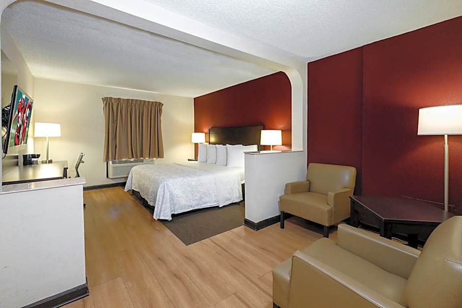 Red Roof PLUS & Suites Opelika