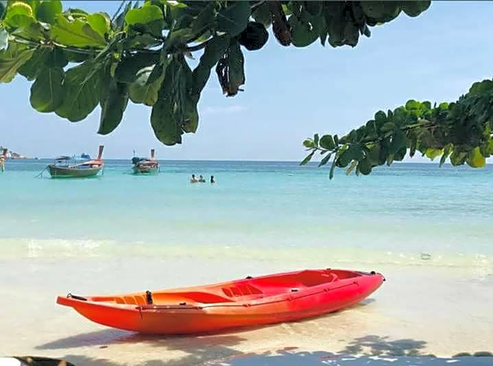 DAYA Beach, Lipe local