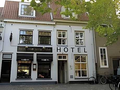 Long John's Pub & Hotel