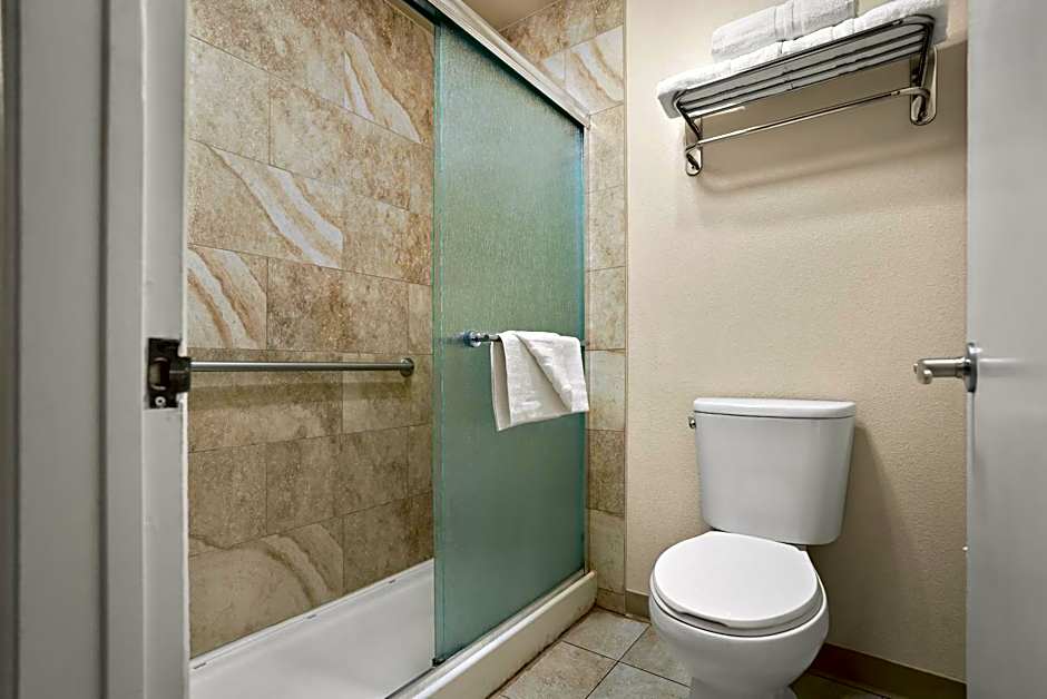 La Fuente Inn & Suites