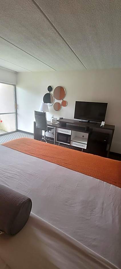 Howard Johnson by Wyndham Newburgh