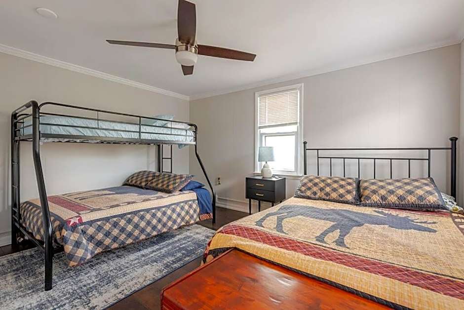 Mayor's Large Family House Hot Tub Sleeps 16 Piano, 2 Kitchens, Ark 5 Mins