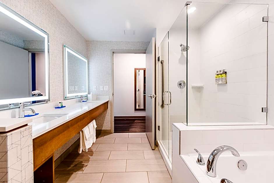 Holiday Inn Express & Suites West Edmonton-Mall Area By IHG