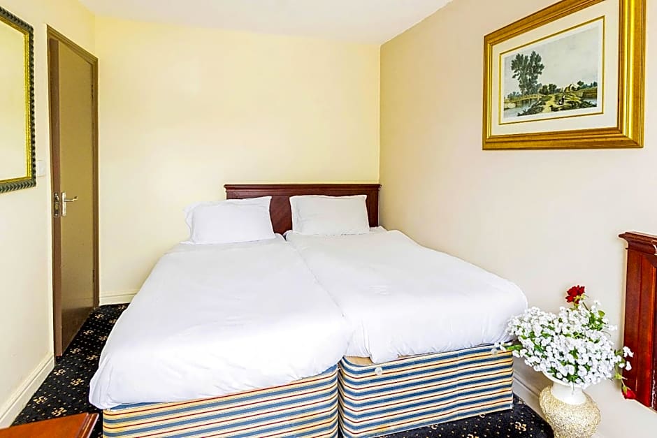 OYO Old Oak Tree Inn