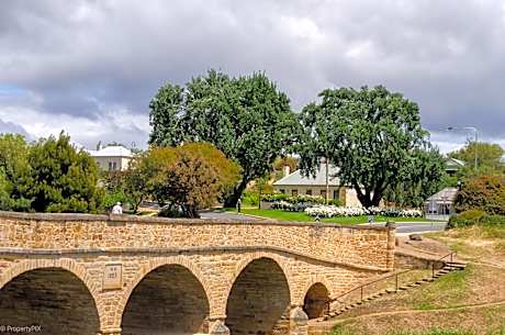 BRIDGE COTTAGES Sargeants & Armoury Cottages 1823 - HISTORY & CHARM