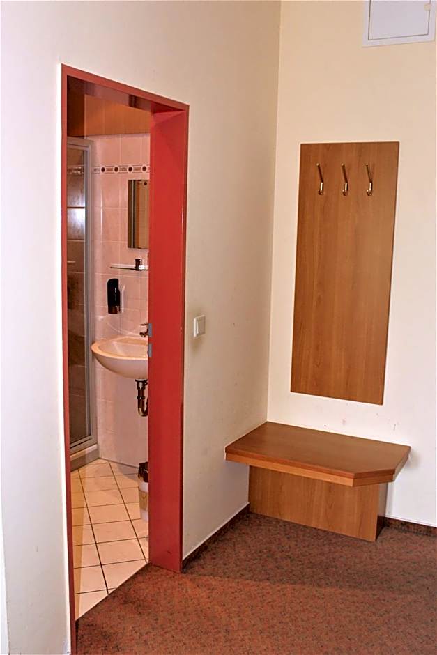 Hotel Alsterquelle 24h Check-in, Free Parking and WiFi