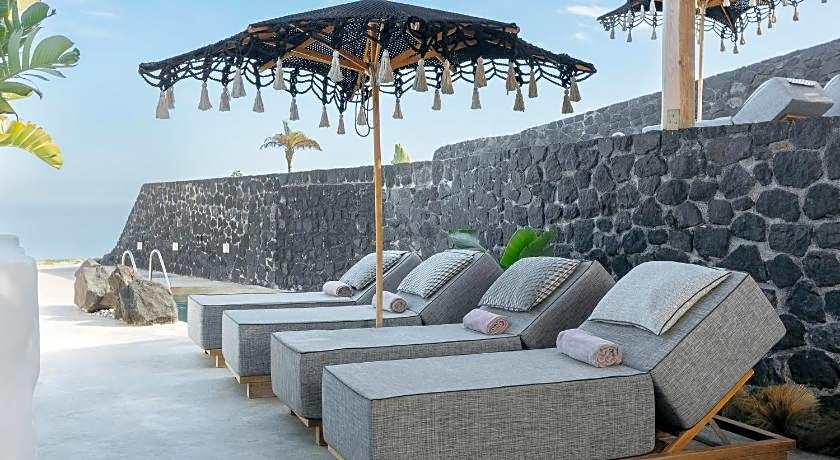 Theano Cave Suites & Villas