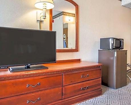 1 King Bed Suite Nonsmoking