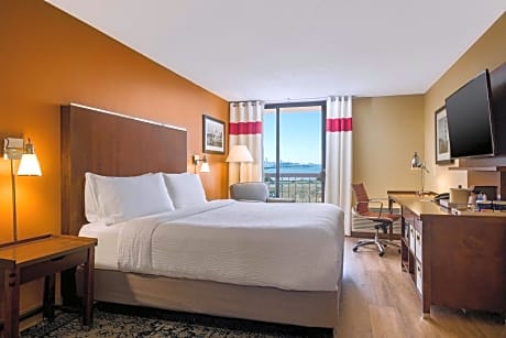 Guest room, 1 King, Bay view, Balcony