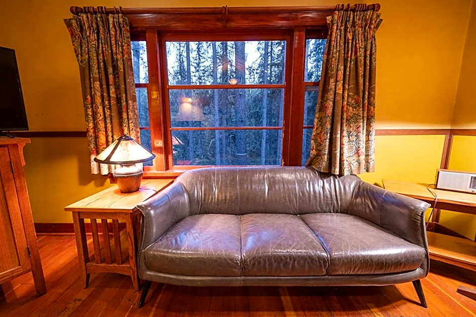 Johnston Canyon Lodge & Bungalows