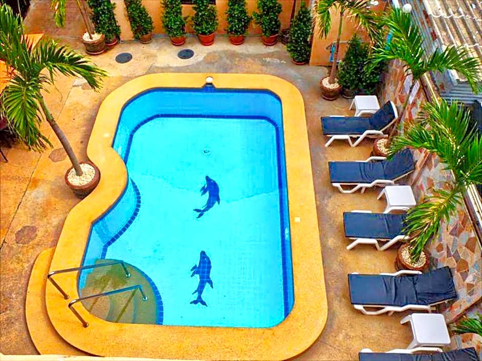 Phratamnak Inn - 100 meter from Beach