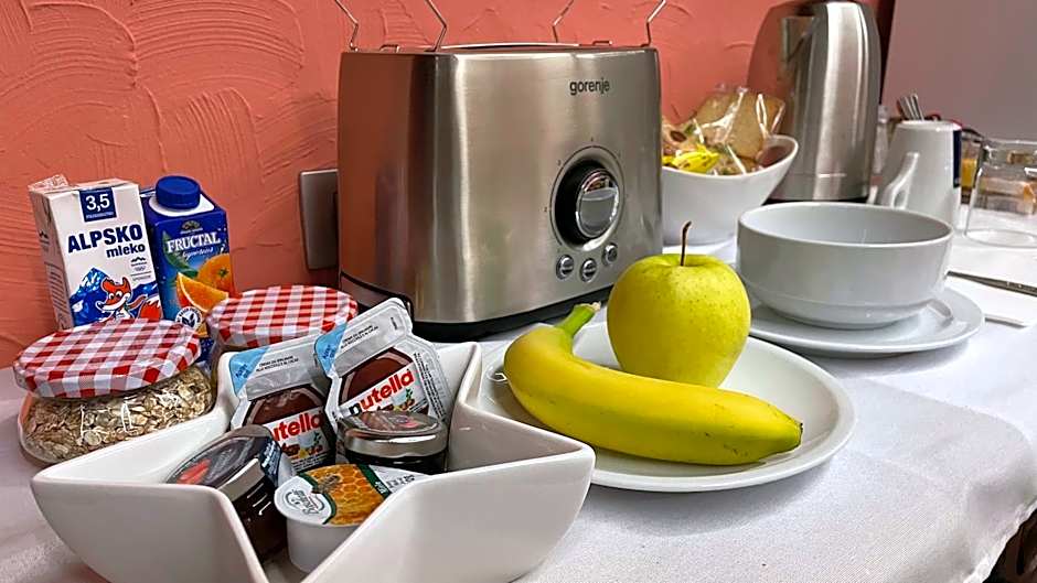 MADONCA ROOMS & RESTAURANT