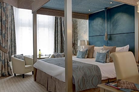 Deluxe King Room with King Bed and View - Non-Smoking