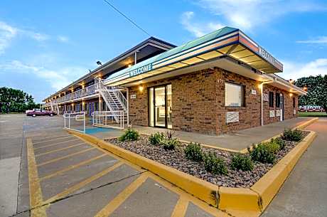 Motel 6-Salina, KS