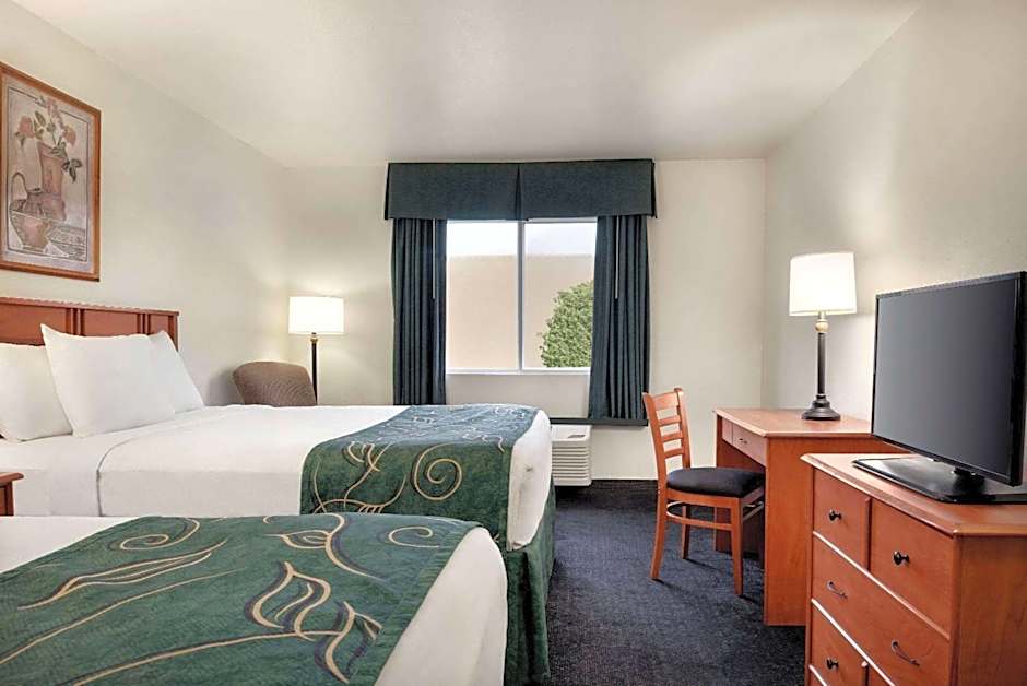 Travelodge by Wyndham Clinton Valley West Court