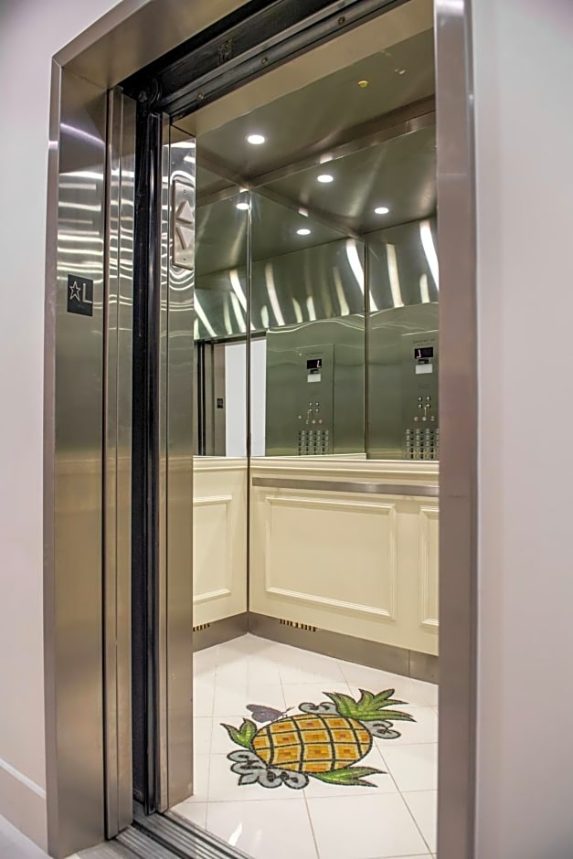 Staypineapple, An Artful Hotel, Midtown