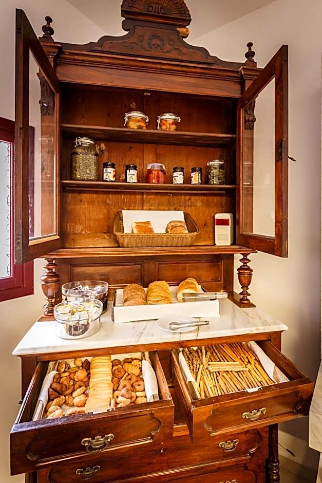 MAR n MAR CROWN HOTEL-SUITES