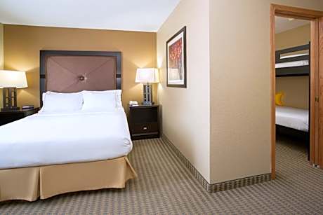Queen Suite with One Bunk Bed