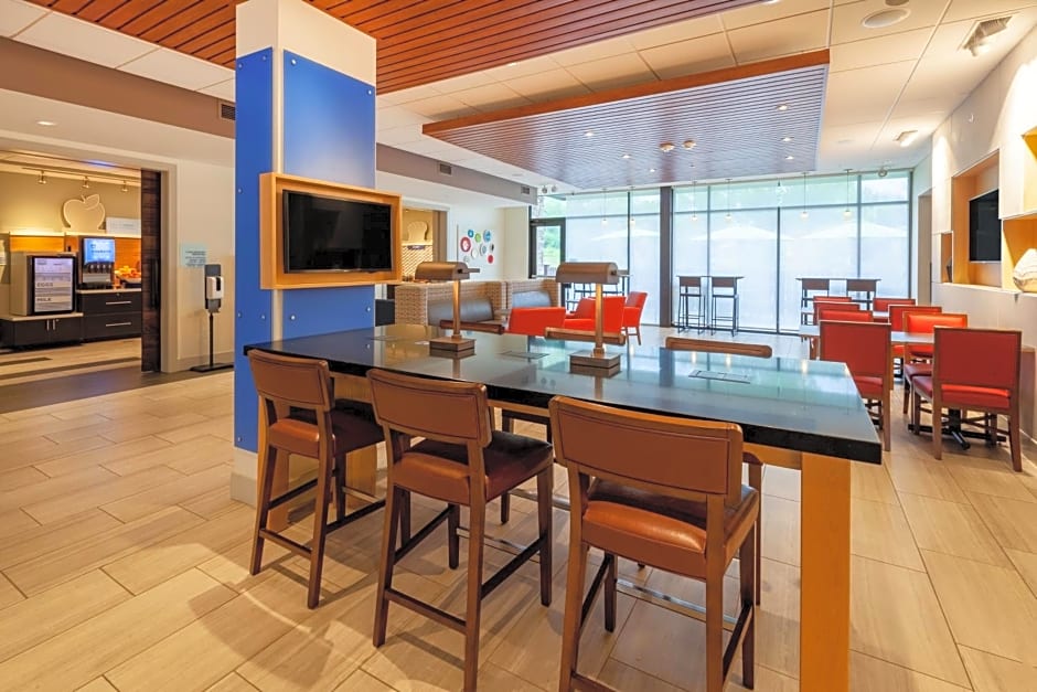 Holiday Inn Express and Suites Brunswick By IHG