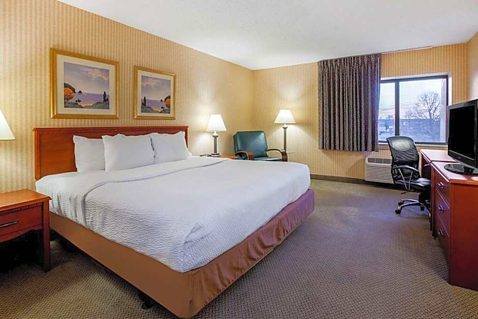La Quinta Inn & Suites by Wyndham Detroit Southgate