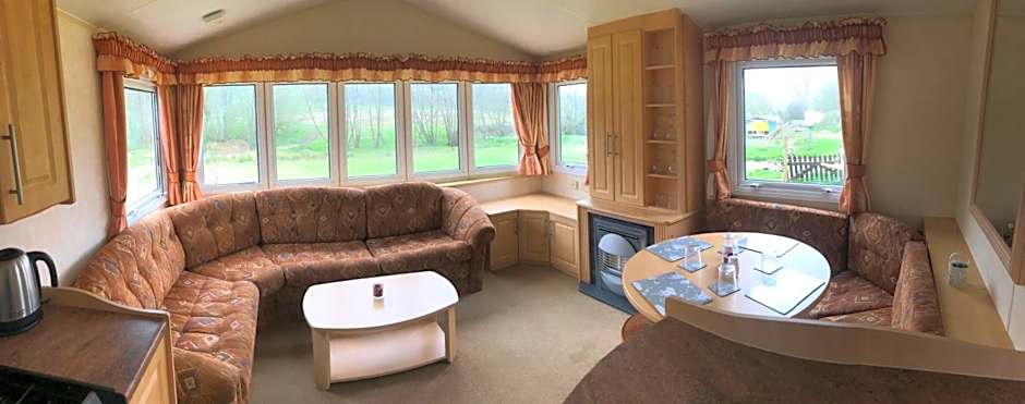 Shepherds Huts Ham Hill, 2 double beds, Bathroom, Lounge, Diner, Kitchen, LOVE dogs & Cats Looking out to lake and by Ham Hill Country Park plus parking for large vehicles available also great deals on workers long term This is the place to relax and BBQ