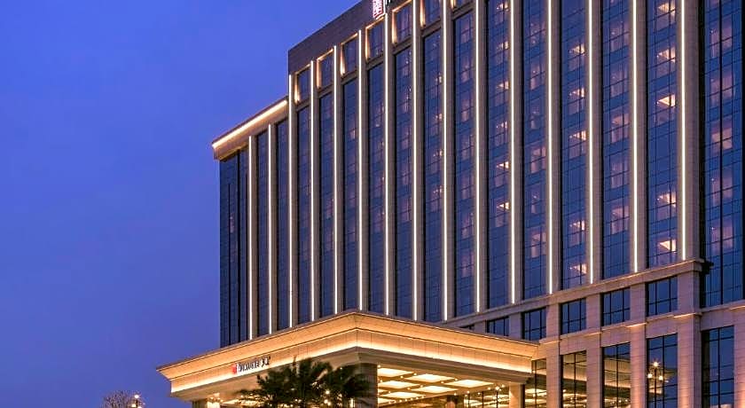 HUALUXE Yangjiang City Center By IHG