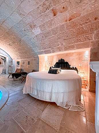 private pool with jacuzzi, king size bed, balcony with view