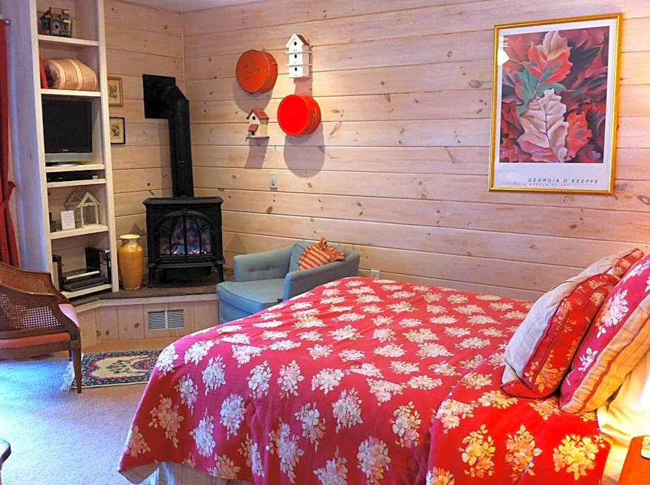 Photo 1 of 4 of 1 Queen Bed, Jetted Tub