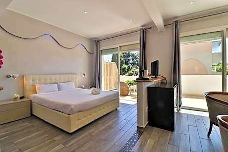 Suite with Terrace and Pool View - Ground floor