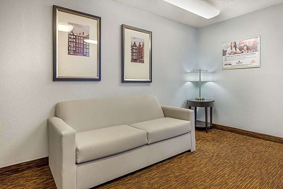 HomeTowne Studios & Suites by Red Roof Greensboro