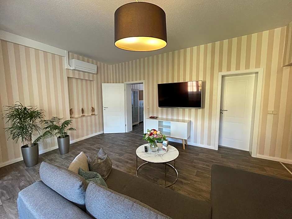 "Zur Altstadt - Am Fuße der Osterburg" Gaststätte, Pension, FEWO