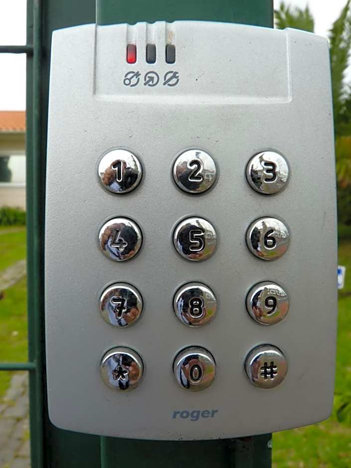 AZORES HOLIDAYS HOUSE -B&B - Suites - Self Check-in KEYBOARD