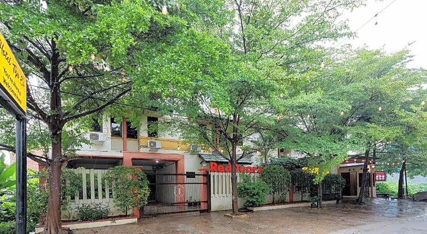 Urbanview Syariah Hotel Tiga ER near Karawang Central Plaza