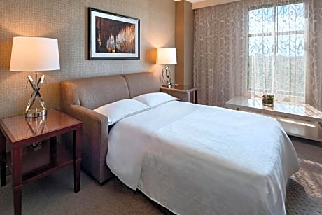 Club lounge access, Executive Suite, 1 King, Corner room