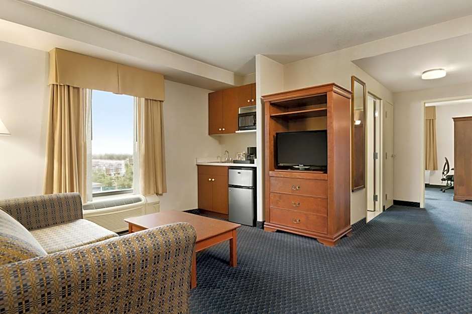 Days Inn & Suites by Wyndham Niagara Falls Centre St. By the Falls